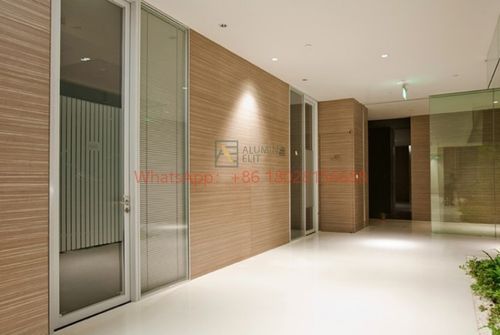 Τελευταία εταιρεία Λύσεις σχετικά Πώς τα διαχωριστικά από χάλυβα και γυαλί αλουμινίου εξυψώνουν τους σύγχρονους χώρους: Εξηγούνται τα στυλ σχεδιασμού και η αισθητική