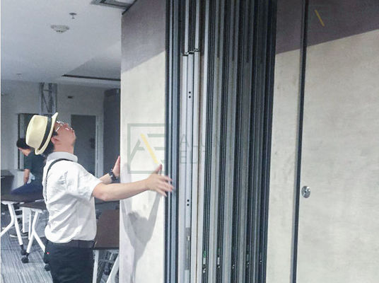 Καλή τιμή. Αναδιπλούμενο διαχωριστικό δωματίου Type 85, ηχομονωμένο, με πλαίσιο από κράμα αλουμινίου 6061-T6 και ηχομόνωση 52db σε απευθείας σύνδεση